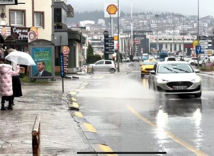 Su birikintilerinden geçen araçlar vatandaşları ıslatıyor
